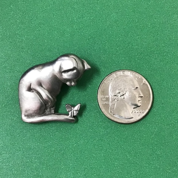 Vintage Pewter Cat with Butterfly Brooch Pin - Picture 5 of 11